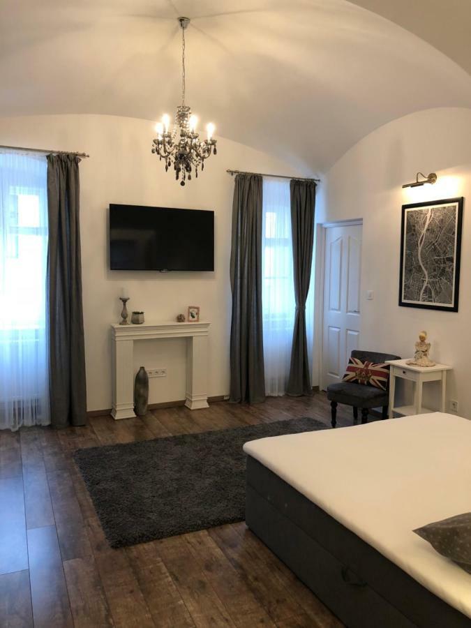Frank Apartman Deluxe Villa Eger Bagian luar foto